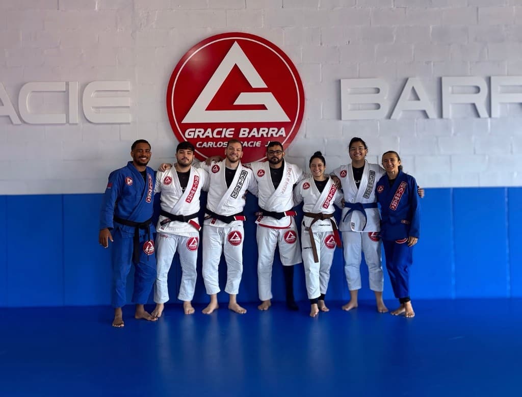 Turma de alunos posando na academia