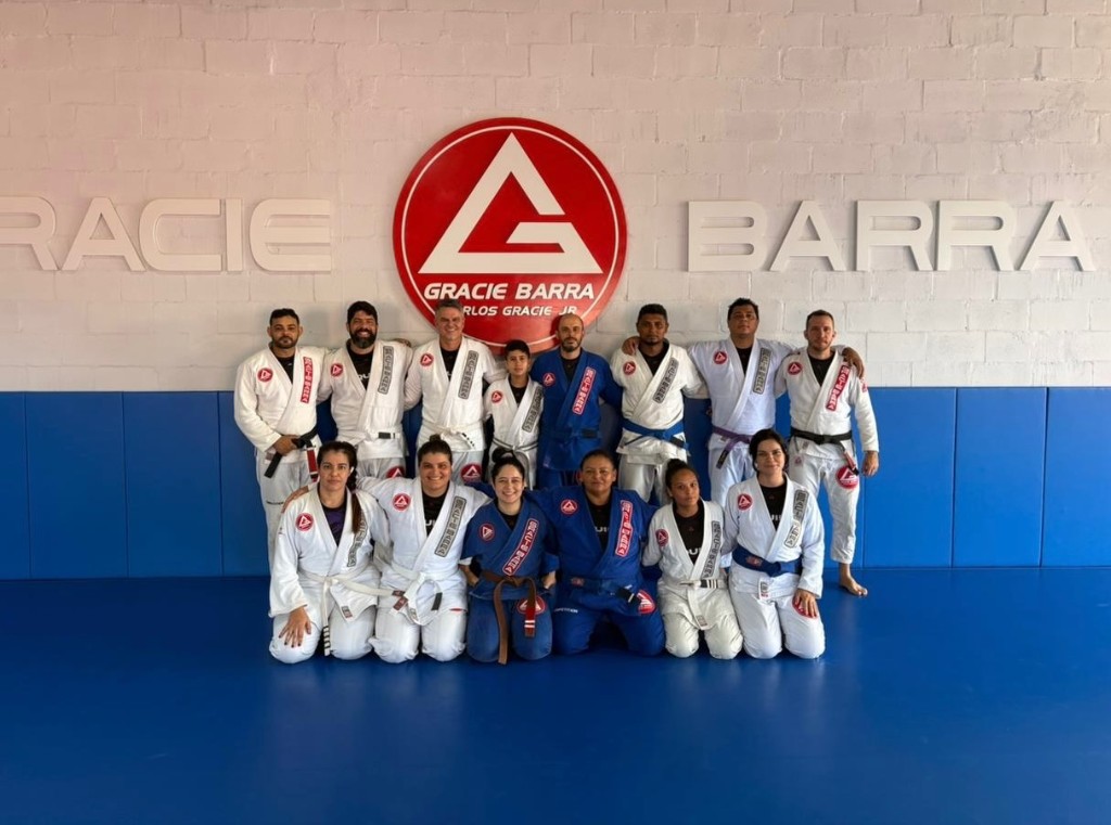 Turma de alunos com kimono branco