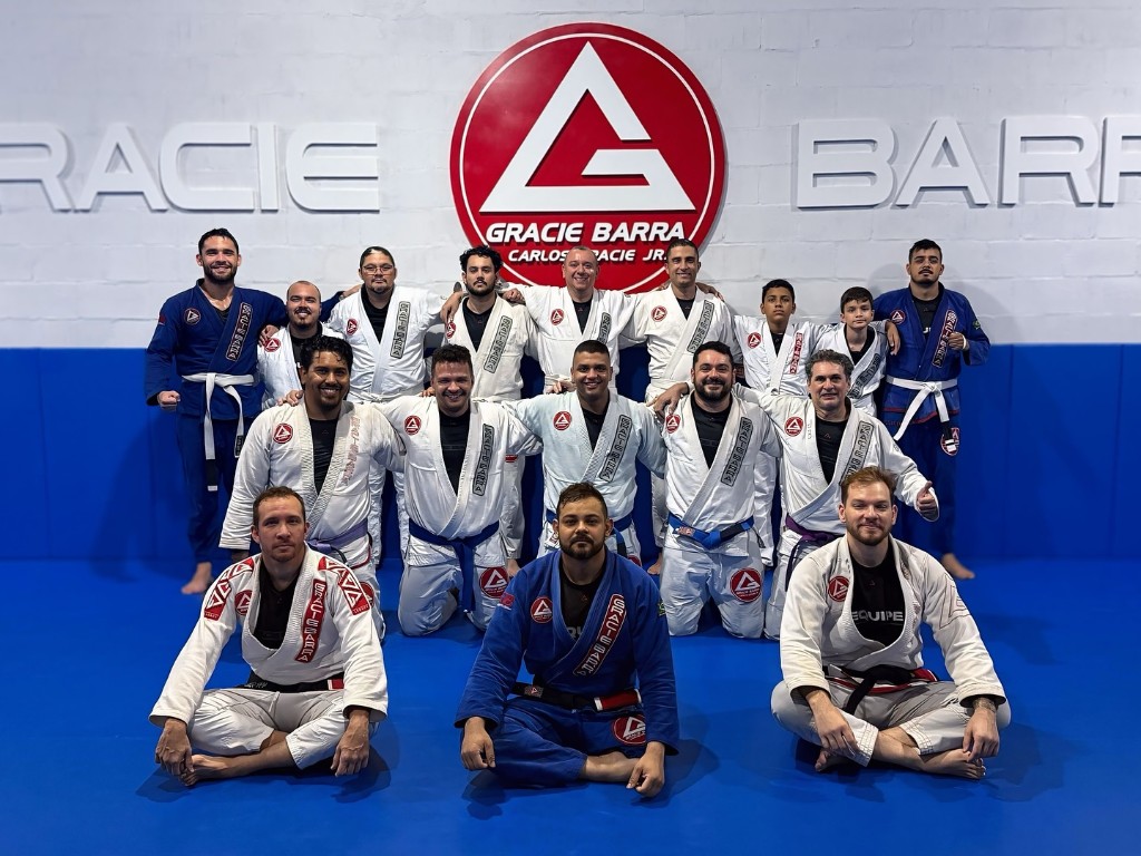 Grande turma de alunos na academia